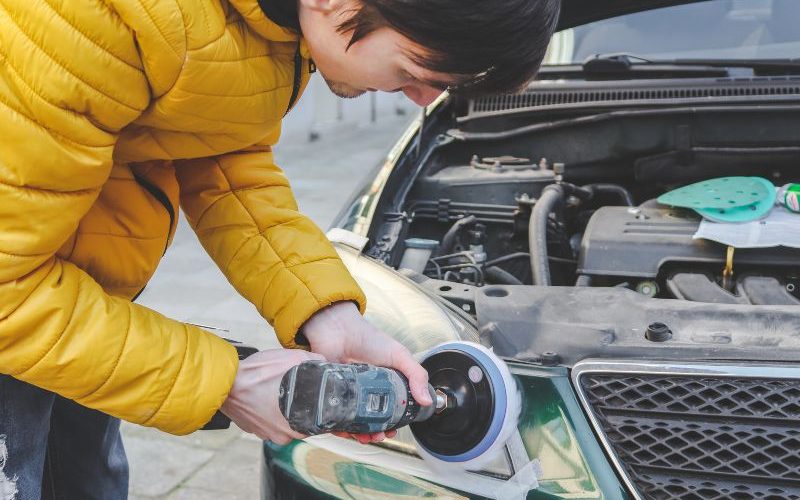 astuce de grand-mère pour nettoyer les phares de voiture