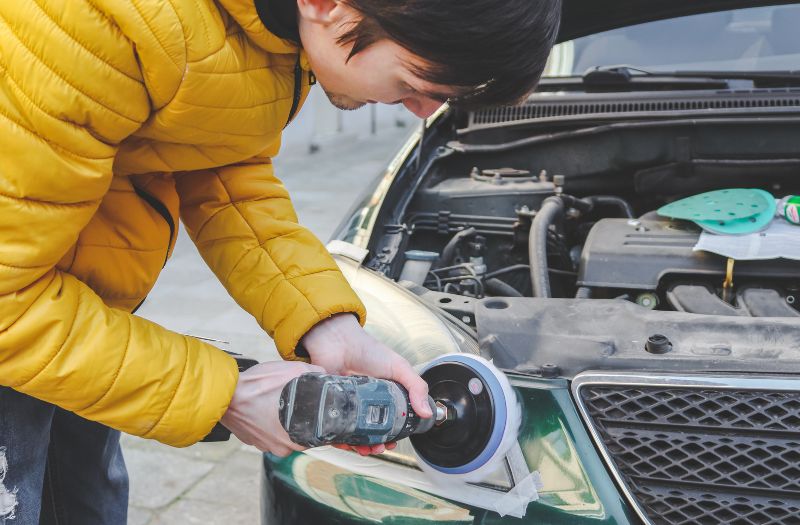 astuce de grand-mère pour nettoyer les phares de voiture