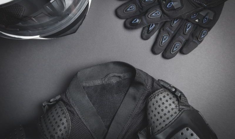 le port des gants est il obligatoire en moto
